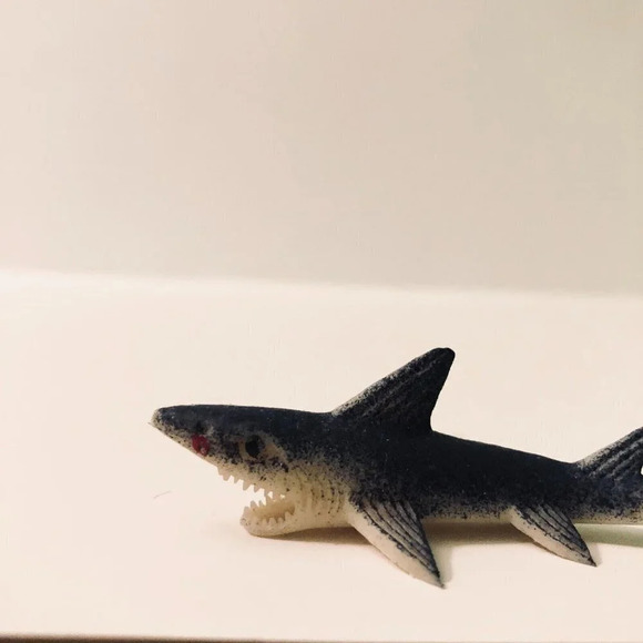 Vintage Small Gigantor Jiggler Rubber Shark 2.5 Inch Long Hong  Kong - Picture 6 of 12